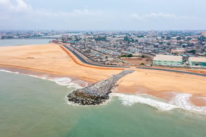 Aménagement et asphaltage de la corniche Est de Cotonou sur 2,3 km, avec ici, sur la plage, l’un des huit épis d’enrochement construits pour casser la houle. © PRÉSIDENCE DU BÉNIN