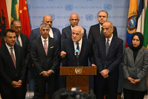 L’ambassadeur palestinien aux Nations unies Riyad Mansour, entouré de représentants de pays arabes, au siège de l’ONU, le 12 décembre 2023. © ANGELA WEISS / AFP