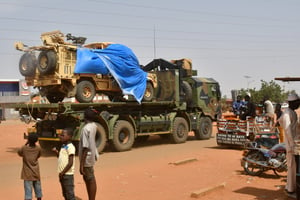 Un camion militaire des forces de sécurité nigériennes escorte un convoi militaire de l’armée française dans le quartier du Lazaret à Niamey, le 10 octobre 2023. © AFP