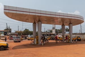 Le Cameroun est en proie à de grandes difficultés d’approvisionnement en carburant. Ici, une station-service à Yaoundé, le 20 août 2022. © Daniel BELOUMOU OLOMO/AFP