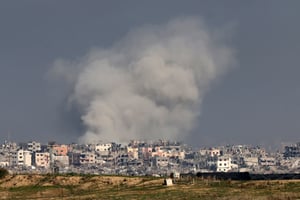 Au nord de la bande de Gaza le 17 décembre 2023, de la fumée monte du territoire soumis à d’intenses bombardements. © JACK GUEZ / AFP
