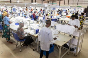 Fabrication de vêtements made in Bénin dans l’une des usines de la zone industrielle de Glo-Djigbé (GDIZ), à 45 kilomètres de Cotonou. © Stevy WALLACE/Présidence du Bénin