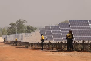 Des panneaux solaires, à Zagtouli, près de Ouagadougou, au Burkina Faso, le 29 novembre 2017. © LUDOVIC MARIN/AFP