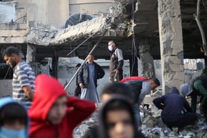 Dégâts après un bombardement israélien sur Khan Younès, dans le sud de la bande de Gaza, le 20 décembre 2023. © AFP