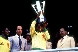 Lors de la Coupe d’Afrique des nations de 1984, en Côte d’Ivoire, c’est Félix Houphouët-Boigny qui avait remis le trophée au capitaine des Lions indomptables du Cameroun. © Archives / Copie d’écran RTI