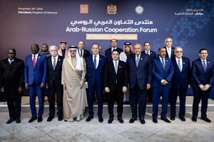 Le ministre marocain des Affaires étrangères, Nasser Bourita, et son homologue russe, Sergueï Lavrov, entourés des chefs de la diplomatie arabes, au 6e Forum russo-arabe, le 20 décembre 2023, à Marrakech. © FADEL SENNA/AFP