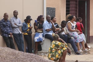 Des électeurs attendent devant un bureau de vote de Kinshasa, le 20 décembre 2023. © Justin Makangara / ANADOLU / Anadolu via AFP