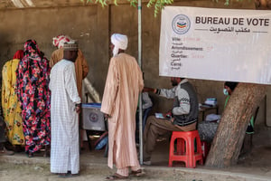Devant un bureau de vote de N’Djamena, le 17 décembre 2023. © Denis Sassou Gueipeur / AFP
