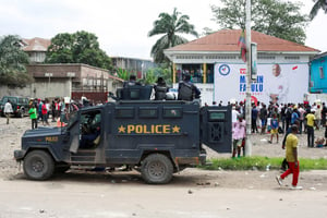 Des policiers anti-émeute se rassemblent autour du quartier général du candidat Martin Fayulu à Kinshasa, le 27 décembre 2023. © JUSTIN MAKANGARA/REUTERS