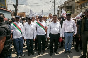 Des membres du Collectif de l’opposition, dont les ex-présidents Hery Rajaonarimampianina (2e g.) et Marc Ravalomanana (2e dr.), lors de la marche de protestation contre un « simulacre d’élection » présidentielle, à Antananarivo le 13 novembre 2023. © RIJASOLO/AFP