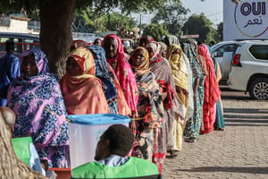 Une file d’attente à un bureau de vote de N’Djamena pour le référendum, le 17 décembre 2023. © Denis Sassou Gueipeur / AFP