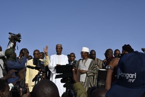 Les Premiers ministres du Burkina Faso, Apollinaire Kyélem de Tambèla (centre g.), du Niger, Ali Mahaman Lamine Zeine (centre) et du Mali, Choguel Maïga (centre dr.), saluent la foule rassemblée pour célébrer le départ des soldats français du Niger, à Niamey le 29 décembre 2023. © BOUREIMA HAMA/AFP
