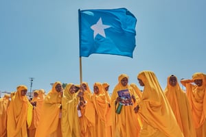 Des étudiantes brandissent un drapeau somalien lors d’une manifestation de soutien au gouvernement à la suite de l’accord maritime signé entre l’Éthiopie et le Somaliland, au stade Eng Yariisow de Mogadiscio, le 3 janvier 2024. © ABDISHUKRI HAYBE / AFP
