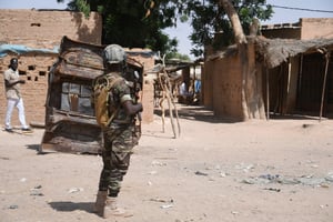 Un soldat nigérien monte la garde dans une rue de Banibangou, ville de l’ouest du Niger. © BOUREIMA HAMA / AFP