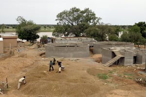 Veolia assurait notamment la distribution de l’eau potable dans les zones urbaines et péri-urbaines du Niger depuis plus de vingt ans (ici près de Tillabéri, au nord-ouest de Niamey). © ISSOUF SANOGO / AFP.