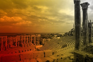 Le théâtre de Leptis Magna, une ville fondée par les Phéniciens, puis conquise par Rome, située près de Tripoli, en Libye. © Montage JA; SUPERSTOCK/SIPA
