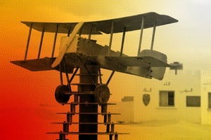 Maquette d’un biplan devant le musée consacré à l’Aéropostale et à Antoine de Saint-Exupéry, à Tarfaya, au Maroc. © Montage JA; FADEL SENNA/AFP