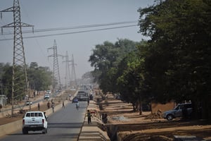Pylônes électriques à Niamey, au Niger. © Vincent Fournier/JA