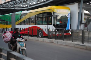 Un bus BRT à Dakar, le 29 décembre 2023. © Wang Zizheng / XINHUA / Xinhua via AFP