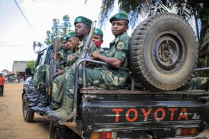Des soldats des Forces armées de la République démocratique du Congo (FARDC) dans un véhicule de patrouille à Beni, le 3 décembre 2022. © Sébastien KITSA MUSAYI / AFP