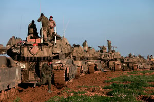 Un convoi de véhicules blindés israéliens revenant de Gaza, le 15 janvier 2024. © Menahem KAHANA / AFP