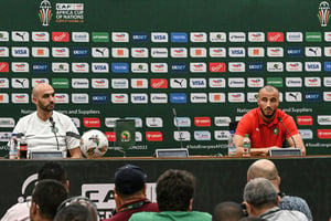 Le sélectionneur du Maroc, Walid Regragui, et le défenseur, Romain Saïss, lors d’une conférence de presse au stade Laurent-Pokou à San-Pedro, le 16 janvier 2024. © Sia KAMBOU / AFP