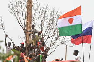 Les drapeaux du Niger et de la Russie à Niamey, le 2 septembre 2023. © AFP