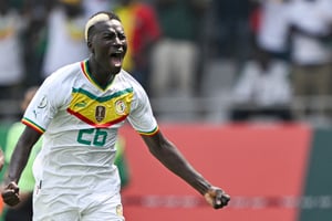 Lors de son premier match de la CAN 2024 face à la Gambie, le Sénégal, champion en titre, s’est imposé grâce à un but de Pape Gueye et un doublé du très prometteur Lamine Camara. © Issouf SANOGO / AFP