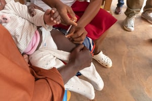 Un nourrisson reçoit sa première dose de vaccin contre le paludisme au centre hospitalier de Soa, au Cameroun, le 22 janvier 2024. © ETIENNE NSOM / AFP