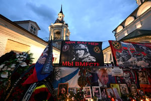 Un mémorial improvisé pour Evgueni Prigojine, à Moscou, le 1er octobre 2023. © NATALIA KOLESNIKOVA/AFP