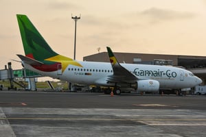 L’un des deux Boeing 737 de la compagnie nationale camerounaise, Camair-Co, sur le tarmac de l’aéroport international de Yaoundé-Nsimalen. © MABOUP