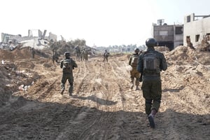 Cette photo diffusée par l’armée israélienne le 26 janvier 2024 montre des soldats israéliens opérant dans la bande de Gaza. © Israeli Army / AFP