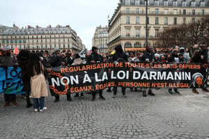 Manifestation contre la nouvelle loi française sur l’immigration, place du Louvre à Paris, le 25 janvier 2024. © ALAIN JOCARD / AFP