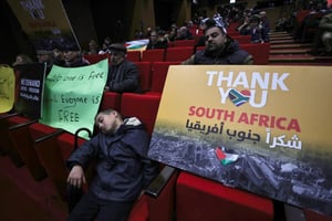 À Ramallah, en Cisjordanie occupée, des dizaines de Palestiniens réunis dans un cinéma attendaient l’arrêt rendu par la Cour internationale de justice (CIJ), saisie par l’Afrique du Sud, le 26 janvier 2024. © Zain JAAFAR / AFP