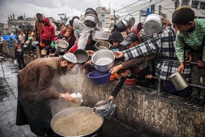 Des Palestiniens attendent de recevoir de la nourriture dans un camp de réfugiés à Rafah, le 27 janvier 2024. © Saher Alghorra / Middle East Images / Middle East Images via AFP