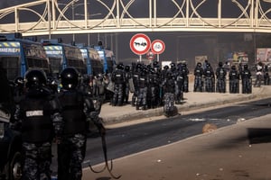 Des gendarmes sénégalais lors des manifestations appelées par les partis d’opposition à Dakar, le 4 février 2024. © JOHN WESSELS / AFP