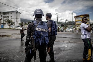 Des policiers camerounais à Buea, le 3 octobre 2018. © MARCO LONGARI / AFP