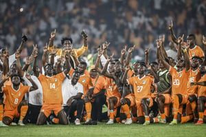 Les Ivoiriens célèbrent leur victoire à la fin du match face aux Sénégalais, en huitièmes de finale de la CAN 2024, à Yamoussoukro, le 29 janvier 2024. © KENZO TRIBOUILLARD / AFP
