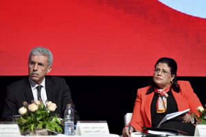 Le ministre tunisien de l’Économie Samir Saied et la ministre des Finances Sihem Boughdiri Nemsia présentent la loi de finances 2023 à Tunis, le 26 décembre 2022. © FETHI BELAID / AFP