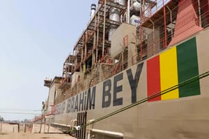 Le navire Ibrahima Bey abritant la centrale électrique de l’entreprise turque Karpowership, à  Conakry en 2020. © DR