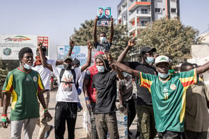 Des manifestants dans les rues de Dakar, le 9 février 2024, protestent contre  le report de la présidentielle. © Photo by JOHN WESSELS / AFP