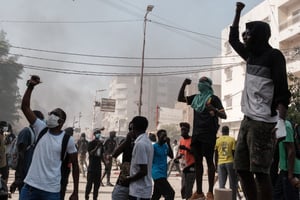 Des manifestants s’opposent, dans les rues à Dakar, au report de l’élection présidentielle sénégalaise, le 9 février 2023. © GUY PETERSON / AFP