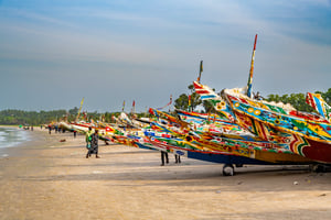 Bateaux de pêche colorés au Cap Skirring, en Casamance © Michael Runkel/Robert Harding/robertharding via AFP