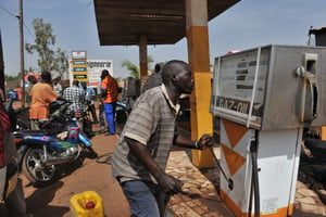 Dans une station essence à Bamako, au Mali, en avril 2012. © ISSOUF SANOGO / AFP.