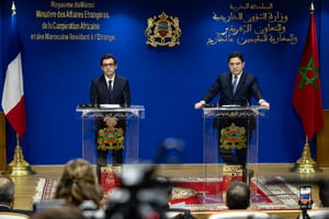 Le ministre marocain des Affaires étrangères Nasser Bourita et son homologue français Stéphane Séjourné à Rabat, le 26 février 2024. © FADEL SENNA / AFP