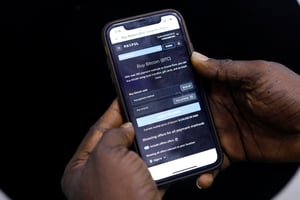 Application bitcoin sur téléphone portable à Lagos, le 31 août 2020. © REUTERS/Temilade Adelaja