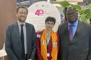 Laurent Tchagba (à dr.), ministre ivoirien de l’Agriculture, sur le stand du Centre de coopération internationale en recherche agronomique pour le développement (Cirad) et de l’Agence française de développement (AFD) au Salon de l’agriculture, à Paris, le 27 février 2024. © X / CIRAD.