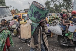 Des habitants fuient le territoire de Masisi à cause des affrontements entre les rebelles du M23 et les forces gouvernementales, sur une route près de Saké, le 7 février 2024. © Aubin Mukoni / AFP