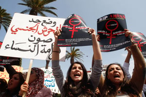 Des femmes manifestent à Rabat, au Maroc en 2012, en soutien à Amina Filali qui s’est suicidée après avoir été contrainte de se marier avec l’homme qu’elle accusait de l’avoir violée. © Abdeljalil Bounhar/AP/SIPA
