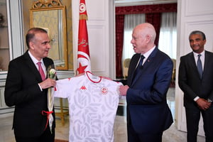 Le président tunisien Kaïs Saïed (à dr.) recevant un maillot des Aigles de Carthage des main de Wadie Jary, ancien patron de la Fédération tunisienne de football (FTF), après la qualification pour le Mondial 2022 au Qatar, le 30 mars 2022, à Carthage. © Mahjoub Yassine/SIPA